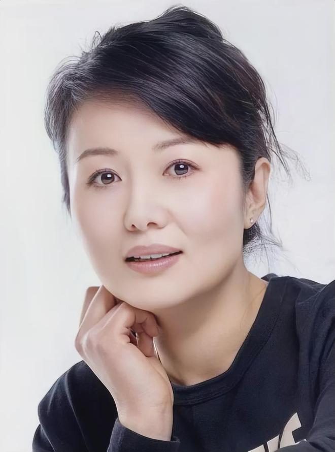 父母都是军人。她大学毕业后应招入伍凯发k8娱乐唯一她自幼在军营长大