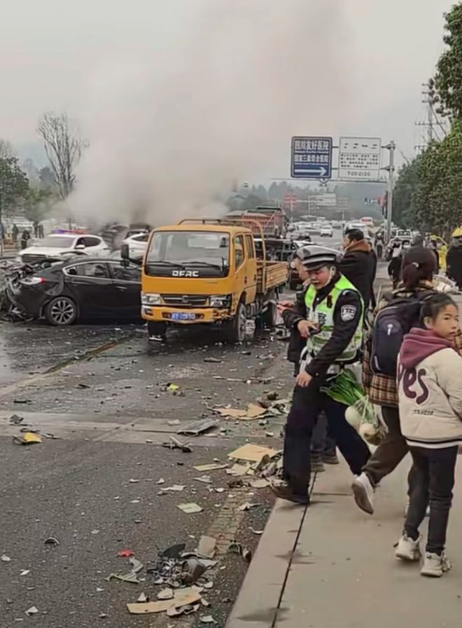 续：有网友寻人黄车司机操作引热议！凯发k8入口巴中车祸致5死1重伤后(图9)