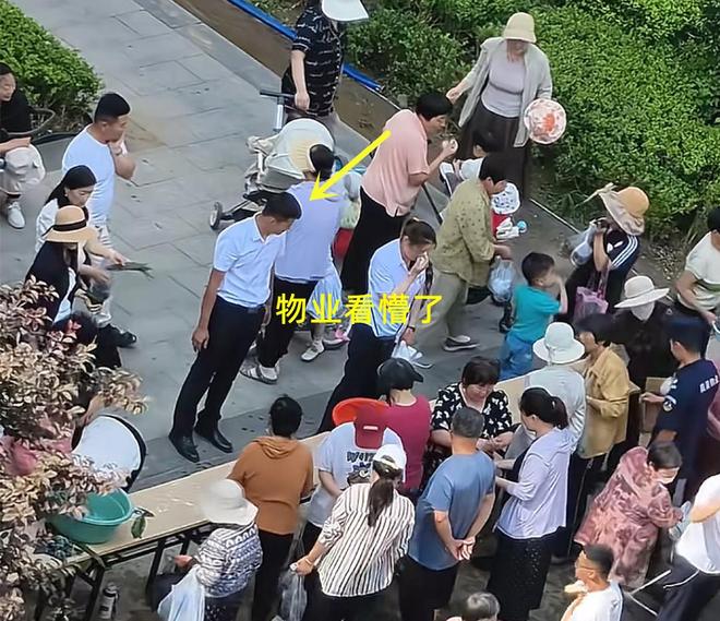 子大妈连盆都端走了还围堵物业要鸡蛋凯发国际平台山东：小区端午免费包粽(图4)